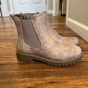 NEW Cliffs White Mountain Mastery Chelsea Boots Taupe Minimalist Pull On 8.5